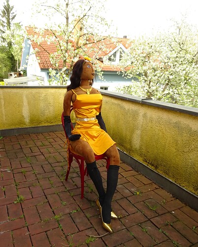 Roxi_Gold_Dress_08_Watching_Street_02