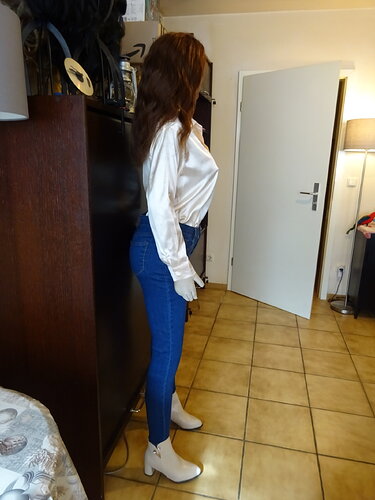 Michelle_Waiting_for_Chimney_Sweeper_02