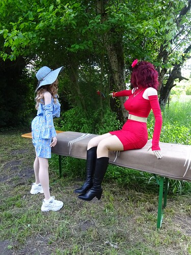 09_Petra_Emily_Discovered_a_Parrot_02