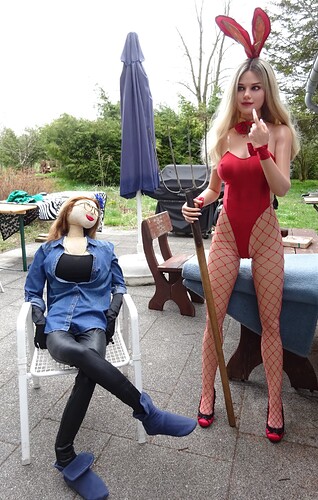 Anette_Garden_13_Chatting_Maria