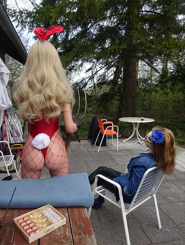 Anette_Garden_14_Chatting_Maria_Butt