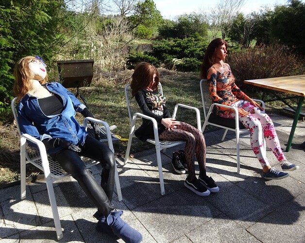 Anette_Garden_26_3_Girls_Enjoying_Afternoon_Sun