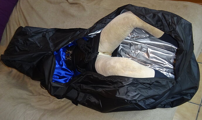 Anette_in_Bag_03_partially_closed