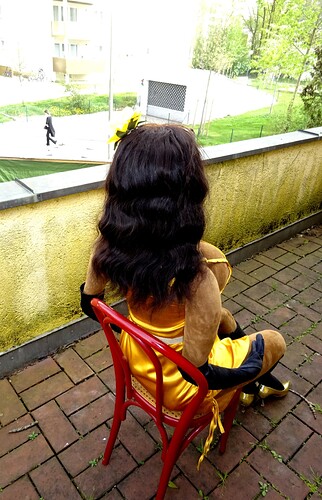 Roxi_Gold_Dress_09_Watching_Street