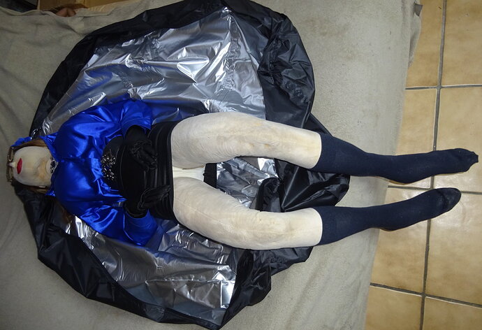 Anette_in_Bag_02_laying_on_bag