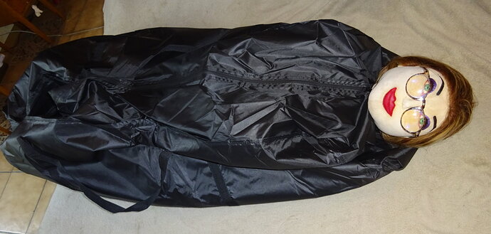 Anette_in_Bag_04_head_popping_out