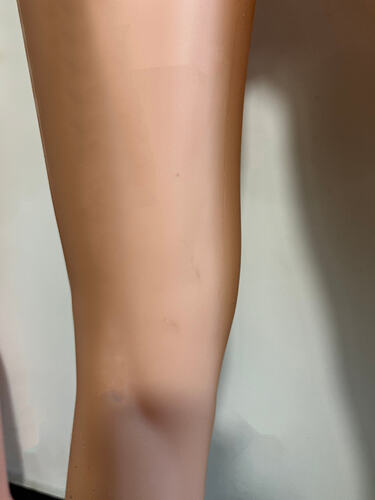 Marks on legs 腿部印记