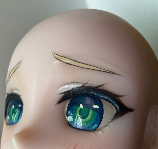 Custom Makeup ‑ Eyebrow makeup does not match mould‑reserved positions; no makeup applied to lower lashes