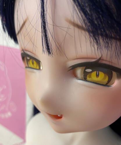 Slight surface imperfections on the cheek-脸颊有细微瑕疵