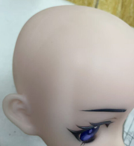 Slight mark on the top of head-头部有脏污印记