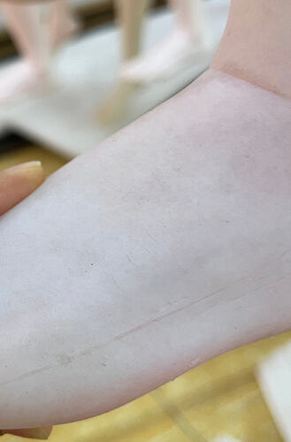 Creases on the feet-脚部有褶皱