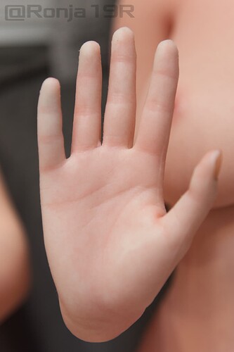 Hand1-Emina-