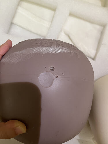 Several pinholes on the top of head-头顶有几个洞
