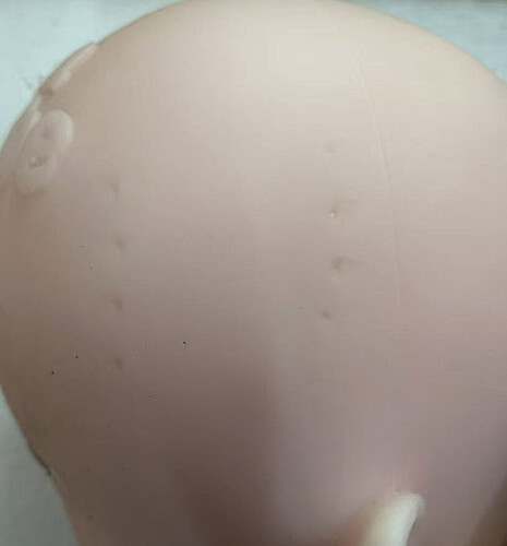 Tiny indentation pits on the head-头部有细小坑洞