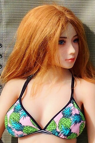 Hanna Sunbathing a01