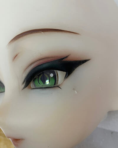 Pit marks and surface peeling around the eye‑area-眼周印记和坑洼