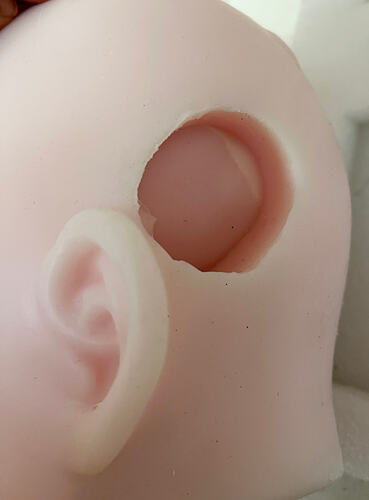 Mismatched pre‑drilled hole at the rear‑left side of head for AI voice box-不合适的AI盒子洞