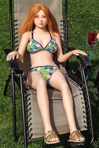 Hanna Sunbathing a02