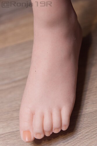 Foot-Emina-
