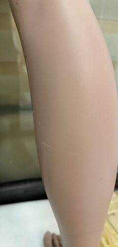 Scratches on leg 腿部抓痕