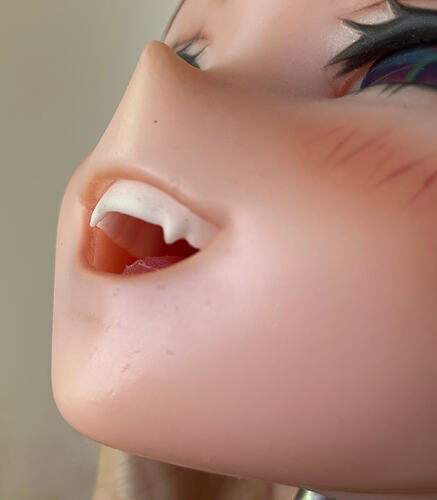 Pits and marks around the mouth-嘴边坑洼和印痕