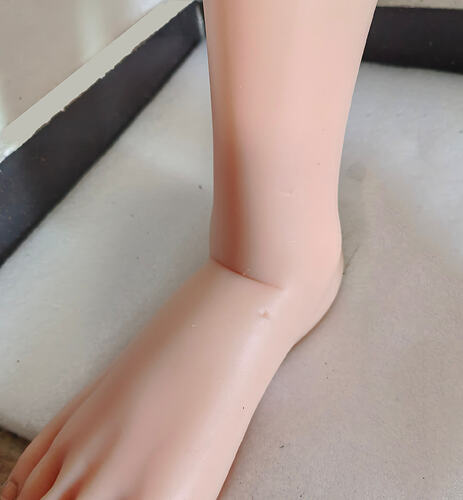 Foot pits 脚部坑洞