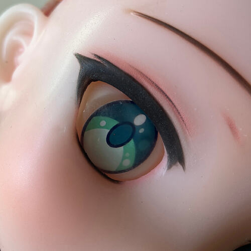 Scratches at eye corners-眼角有刮痕